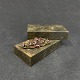 Harsted Antik 
præsenterer: 
Oval 
broche med 
granater