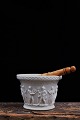 K&Co. præsenterer: Dekorativ gammel svensk morter i hvid porcelæn / træ med fine dekorationer...