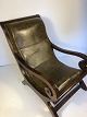 Nordsjællands Antik & Møbelsnedkeri præsenterer: smuk mahogny stol med brunt læder og armlæn