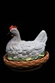 K&Co. præsenterer: Antik fajance æg høne fra Rörstrand , fint bemalet med en rigtig fin gammel patina...