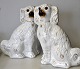 Et par sjældne 
Staffordshire 
hunde i fajance 
med glas ...