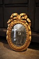 K&Co. præsenterer: Dekorativt ovalt tidlig 1800 tals fransk Louis d.XVI forgyldt træ spejl med fine dekorationer...