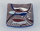 Anna-Lisa Thomson for Upsala-Ekeby, Sverige, håndglaseret fad i keramik med 
motiver af fisk og søstjerner.