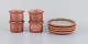 Stouby Keramik, Danmark, et sæt på fire små vaser og fire tallerkner.
Håndlavet. Glasur i brune og sandfarvet toner.
