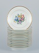 Bing & Grøndahl, et sæt på tretten små tallerkner håndmalet med forskellige 
polykrome blomstermotiver og guldkant.