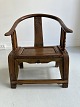 Lav kinesisk stol / meditations-stol med hestesko-formet ryg. 650 kr./stk. Nyere tilvirkning af gammelt træ.