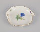 Meissen, 
Tyskland. 
Bladformet fad 
i porcelæn. 
Håndmalet ...