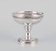 American goblet in sterling silver.
Classic design adorned with flowers.