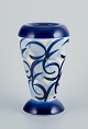 Søholm, Bornholm. Keramikvase. Abstrakt motiv. Glasur i blå nuancer.