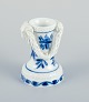 Meissen, Tyskland. Sjælden løgmønstret miniaturevase med vædderhoveder.