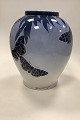 Danam Antik 
præsenterer: 
Royal 
Copenhagen Art 
Nouveau Unika 
Vase af Carl 
Mortensen med 
Sommerfugle fra 
1898 No 6833