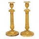 Aabenraa Antikvitetshandel præsenterer: Par lueforgyldte bronze lysestager med kannelerede stammer. Rigt ...