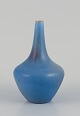 L'Art præsenterer: Gunnar Nylund (1904-1997) for Rörstrand, Sverige.Vase med glasur i blålige nuancer.