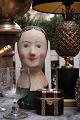K&Co. 
præsenterer: 
Originalt 
, antikt fransk 
paryk hoved 
(Millinerey 
head) fra 1800 
tallet 
i bemalet 
pap-maché...