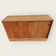 Sideboard/Schrank aus Teakholz mit losem Sockel.
875 DKK