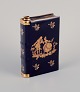 Limoges, Frankrig. ”Lommelærke” i porcelæn udformet som bog dekoreret i 22-karat 
bladguld og smuk kongeblå glasur. Scène galante.