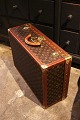 K&Co. 
præsenterer: 
Original 
vintage LOUIS 
VUITTON Auth 
President 
Monogram Hard 
Case rejse 
kuffert i SUPER 
fin ...