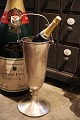 K&Co. præsenterer: Gammel fransk champagnekøler på fod i metal med hank og en fin patina...