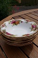 Landsbyrose engelsk bone China porcelæn. Små dybe 
tallerkner eller grødskåle 16cm