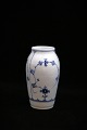 K&Co. 
præsenterer: 
Royal 
Copenhagen 
Musselmalet 
Riflet vase. 
RC#1/383. 
1.sort. før 
1923...