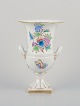 Herend, Ungarn. Stor porcelænsvase med hanke. Håndmalet med blomstermotiver og 
sommerfugle.