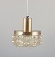Helena Tynell, finsk glaskunstner, for Limburg.
Designer loftslampe i klart glas og metal.