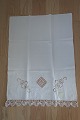 Parade piece
A beautiful old parade piece with handmade white  embroidery
The parade piece was in the good old days used to hang in front of the tea 
towels so that all things always looked clean
86cm x 63cm
In a good condi