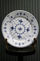 Gammel Royal Copenhagen Musselmalet Riflet middagstallerken i jernporcelæn. 
Dia.: 25cm. 1/328...