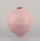 L'Art 
præsenterer: 

Christina 
Muff, Dansk 
samtidskunstner, 
født 1971.
Rund, rosa 
vase, let 
organisk 
udformet ...