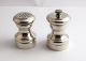 Revere Silversmiths Inc. A set of sterling Pepper mill and salt shaker (925). 
Height 5.5 cm