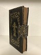 Tage Henriksen 
Antikviteter 
præsenterer: 
Salmebog 
med sølv beslag 
og 
forgyldninger. 
Sønderjylland. 
1866.