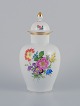 Meissen, lågvase i porcelæn. Polykrome blomstermotiver i overglasur.