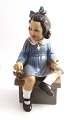 Lundin Antique 
præsenterer: 
Dahl 
Jensen. 
Porcelænsfigur. 
Pige med bær 
"Else". Model 
1207. Højde 19 
cm. (1 ...