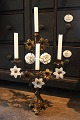 K&Co. 
præsenterer: 
Original , 
antik fransk 
lysestage i 
bronze 
dekoreret med 
porcelæns 
blomster...