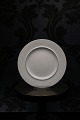 K&Co. 
præsenterer: 
Royal 
Copenhagen - 
Aluminia 
Blåkant fajance 
, dessert / 
brød tallerken.
RC# 3066. 
Dia.: ...