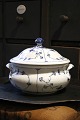Royal Copenhagen Musselmalet Riflet terrin med hanke fra år 1923-28.