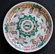 Pegasus – Kunst 
- Antik - 
Design 
præsenterer: 

Kinesisk 
porcelains 
tallerken, 
polykron 
dekoreret, 19. 
årh