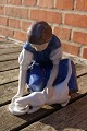 B&G figur nr. 1745, Pige med drikkende kat
