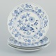 Meissen, fire løgmønster frokoststallerkener i blåmalet porcelæn.