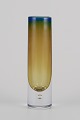 Skandinavisk glaskunstner. Cylinderformet vase af kunstglas.