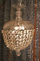 K&Co. 
præsenterer: 
Stor 
,gammel "Pose" 
prisme 
loftslampe med 
skærm og slebne 
prismer i klart 
glas...