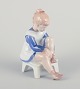 Bing og Grøndahl porcelænsfigur, siddende pige binder snørebånd.