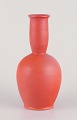 Svend Hammershøi for Kähler.
Keramikvase med smal hals.
