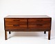 Osted Antik & 
Design 
præsenterer: 
Lille 
Kommode Med 
Fire Skuffer - 
Palisander - 
Dansk Design - 
1960erne
Flot stand
