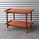 Kinnerup Antik 
& Porcelæn 
præsenterer: 

Poul 
Hundevad 
bakkebord
75 cm
