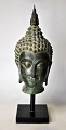 Pegasus – Kunst 
- Antik - 
Design 
præsenterer: 

Buddha 
buste i bronze, 
20. årh.