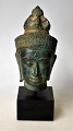 Pegasus – Kunst 
- Antik - 
Design 
præsenterer: 

Buddha 
buste i bronze, 
20. årh.