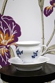 K&Co. 
præsenterer: 
Royal 
Copenhagen , 
sjælden Blå 
Blomst kaffekop 
på fod med hank 
og 
undertallerken.
år ...