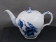 Antikkram 
præsenterer: 
Blå Blomst 
Svejfet 
porcelæn. 
Tekander med 
låg nr. 143