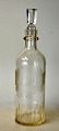 Pegasus – Kunst 
- Antik - 
Design 
præsenterer: 
Karaffel 
"Aquavit", 
Holmegård ca. 
1900, Danmark.